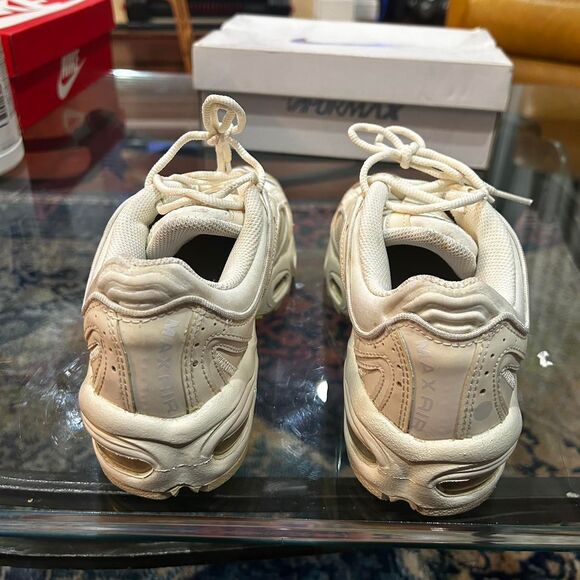 Nike Women's White and Cream Trainers - Picture 3 of 8